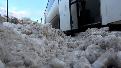 Школьный автобус застрял в сугробе