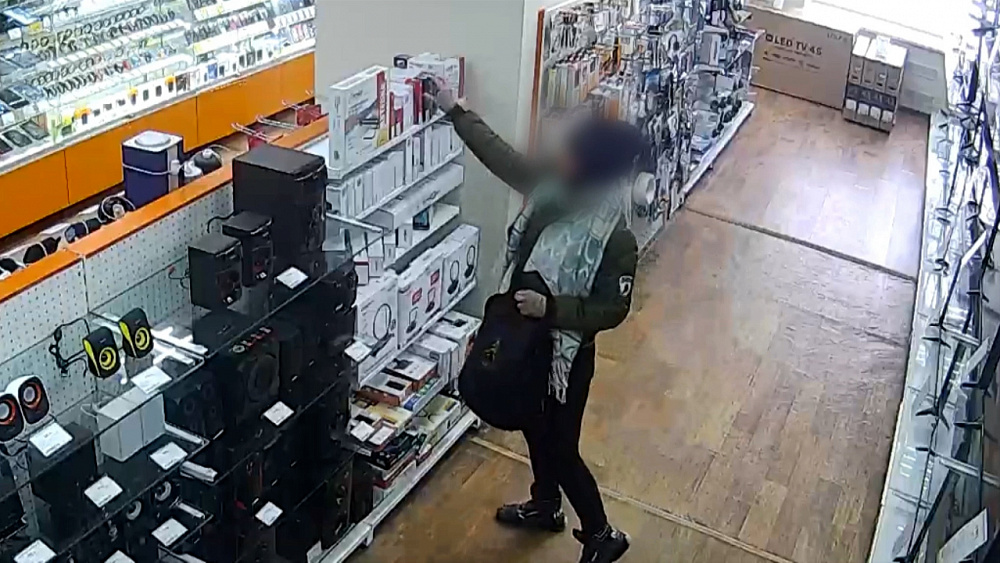 Челябинка обворовала магазин электроники