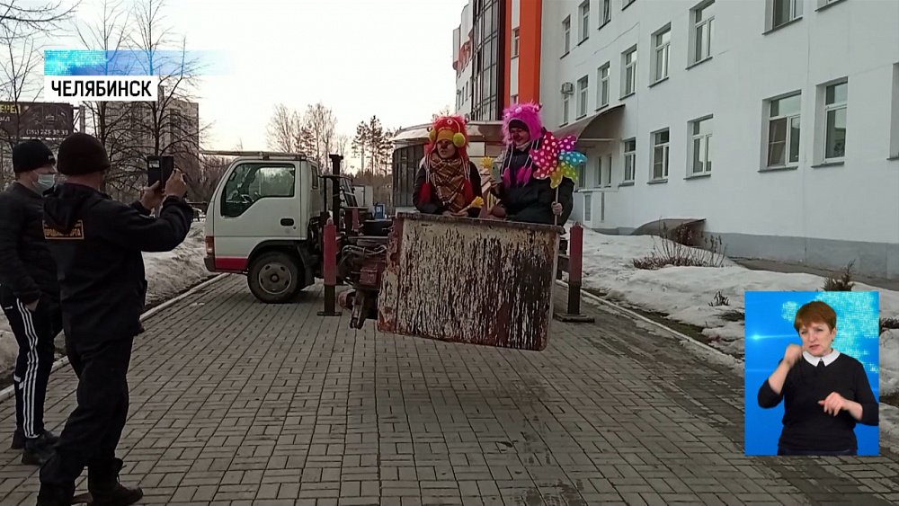 Клоуны навестили пациентов ЧОДКБ