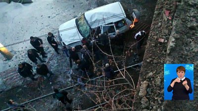 Внедорожник упал с моста на рельсы