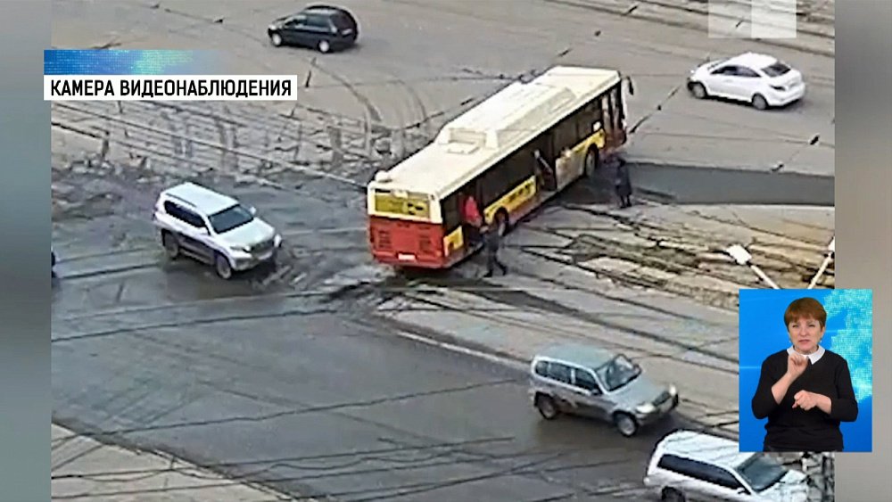 Автобус потерял двигатель на рельсах