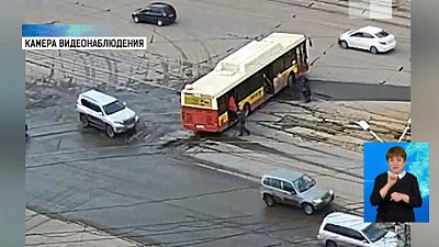 Автобус потерял двигатель на рельсах