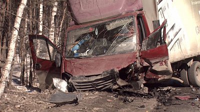 Легковушка протаранила грузовик на трассе под Миассом