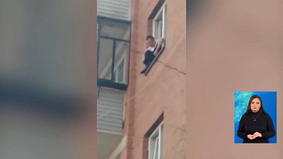 Мужчина угрожал выпрыгнуть из окна