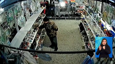 Мужчина обокрал придорожный магазин