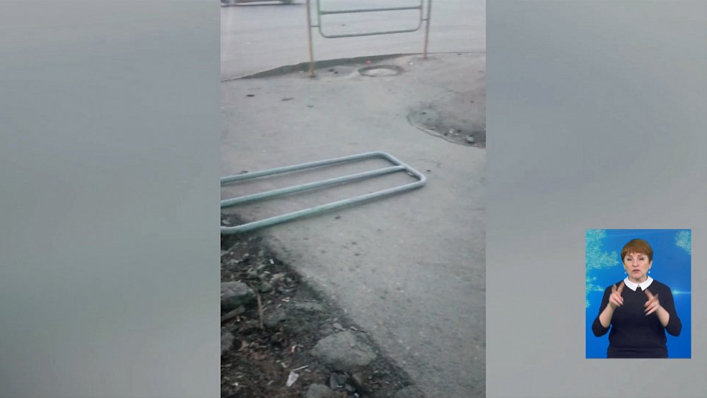 Легковушка вылетела на тротуар