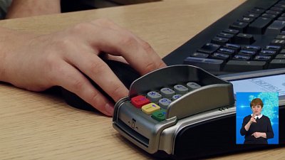 Девушка лишилась денег, выиграв приз в соцсети