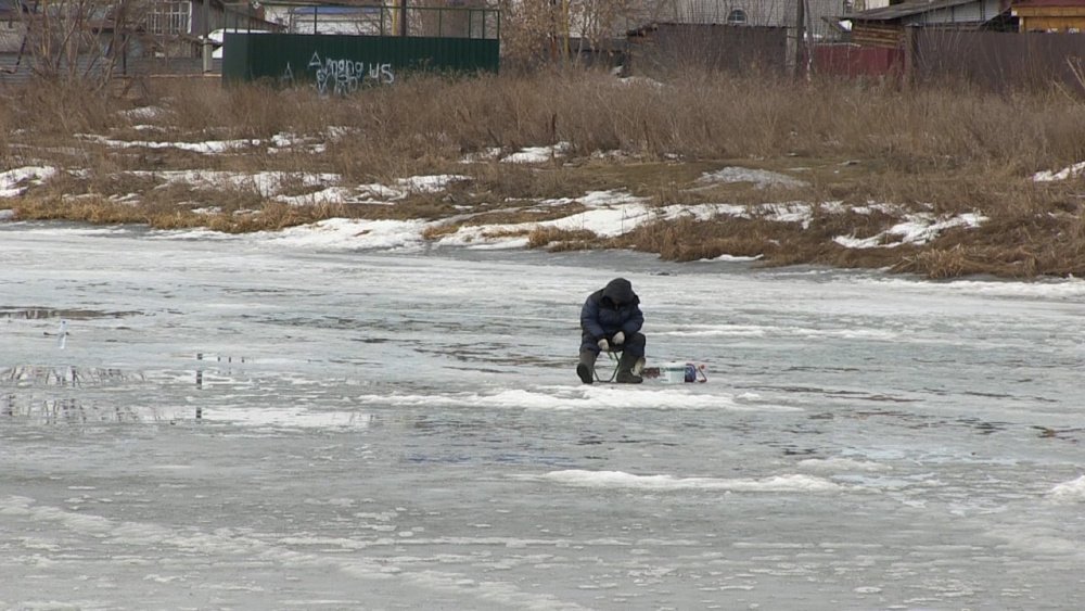 Миасских рыбаков предупреждают об опасности тонкого льда