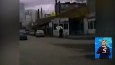 На челябинца упал дорожный знак