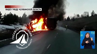 Грузовики столкнулись и вспыхнули на трассе