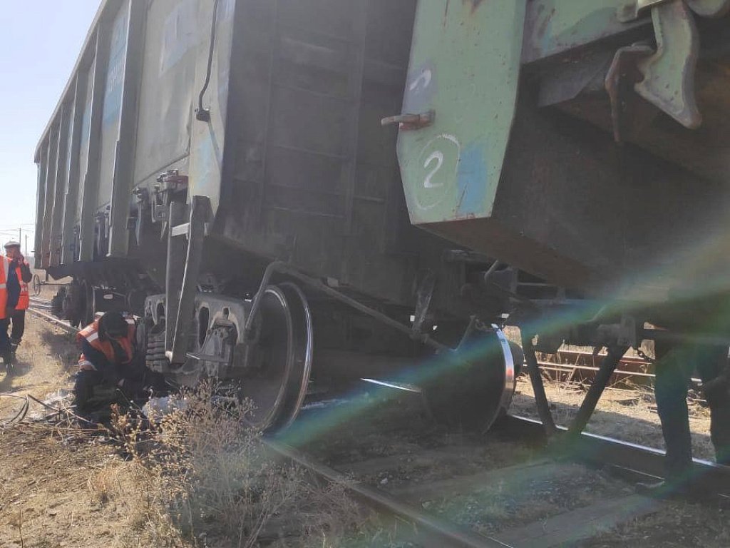 На Южно-Уральской железной дороге сошли с рельсов вагоны грузового поезда