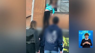 Девушка застряла в решётке