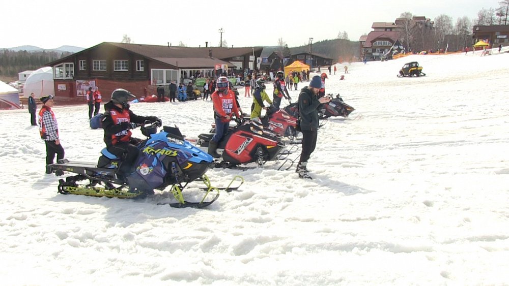 Экстремалы соревнуются в езде на снегоходах