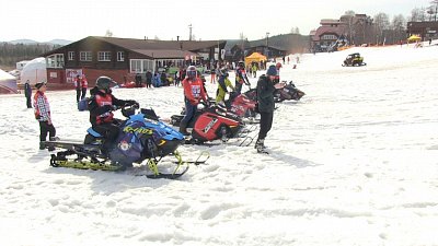 Экстремалы соревнуются в езде на снегоходах