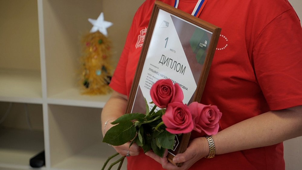 Олег Колесников награждает победителей конкурса студенческих видеороликов