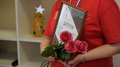 Олег Колесников награждает победителей конкурса студенческих видеороликов