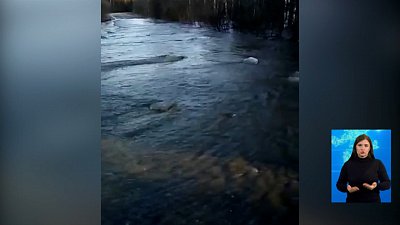 Дорогу к популярному туристическому поселку затопило